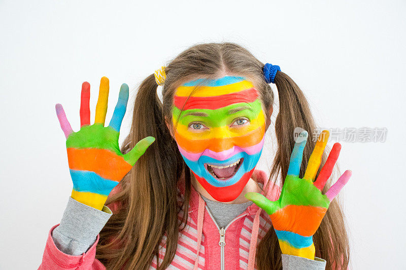 年轻女子用彩虹色的艺术化妆