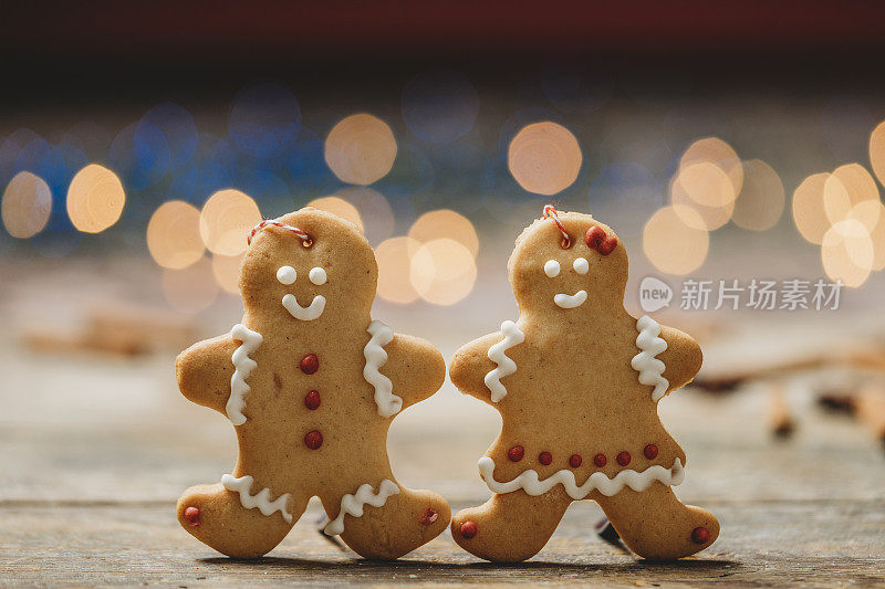 自制姜饼夫妇-圣诞彩灯背景
