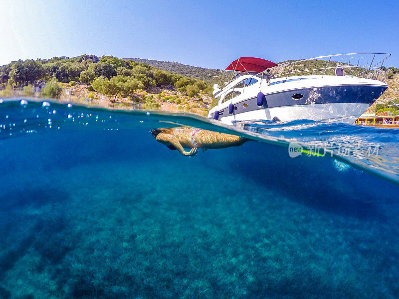 Göbün湾在Göcek。漂浮在海底的女士。