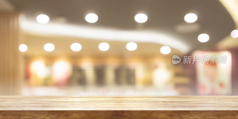 空的木制桌面与模糊的咖啡馆窗口背景，全景横幅。可用于产品展示。