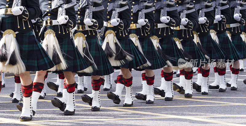 阅兵上穿着苏格兰短裙和sporran的苏格兰士兵