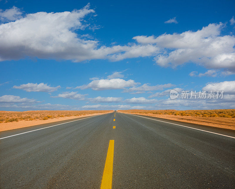 开放的道路在红石国家的犹他州，美国