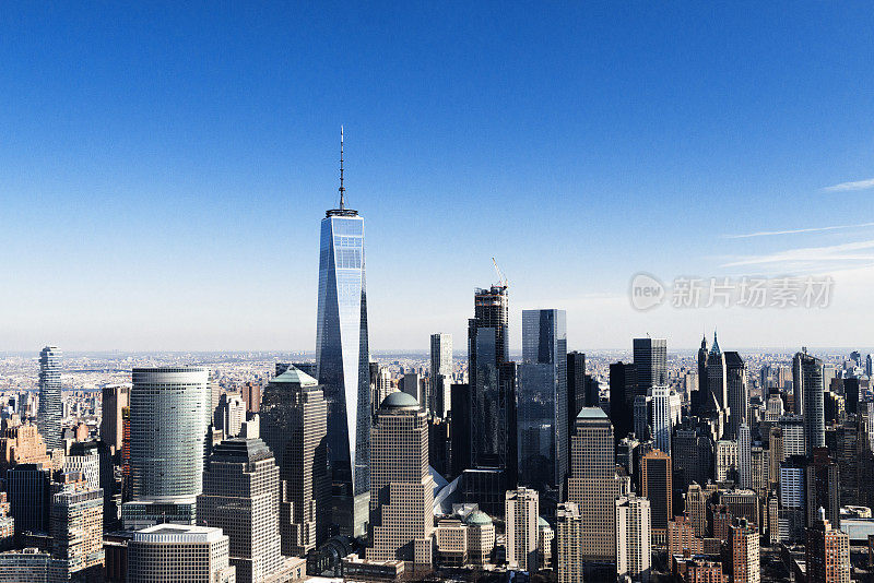 鸟瞰图曼哈顿下天际线通过直升机在纽约市，纽约，美国
