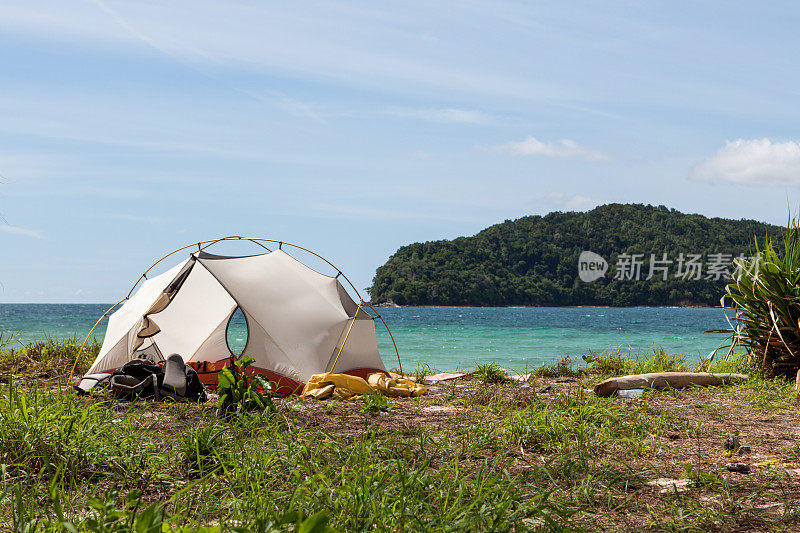 在一个无人岛的海滩上露营。