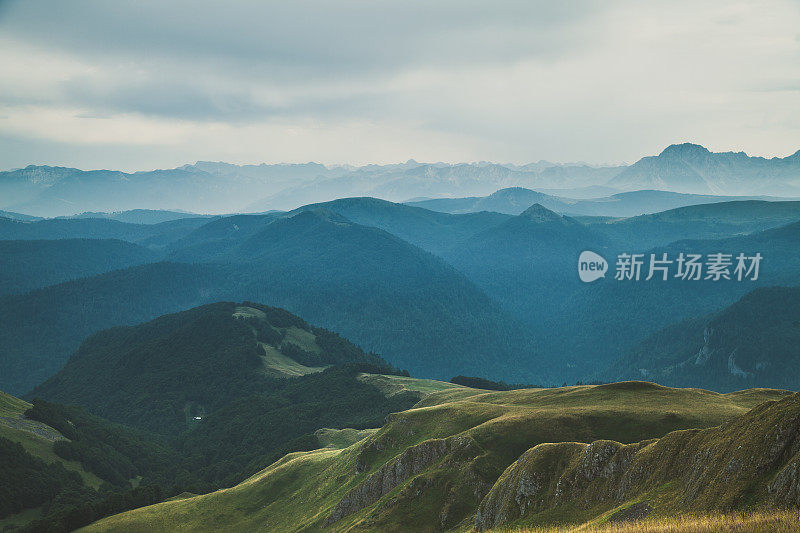 多云的天空和低雾的瀑布山脉和山脉