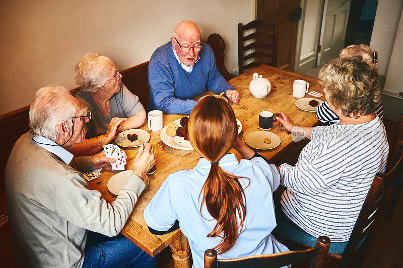 一群老人在下午茶时间打牌