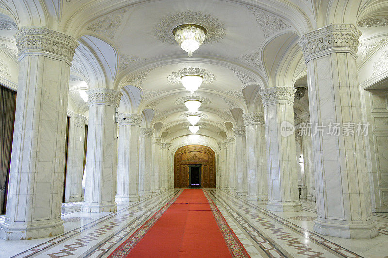 在导游的陪同下参观罗马尼亚议会大厦