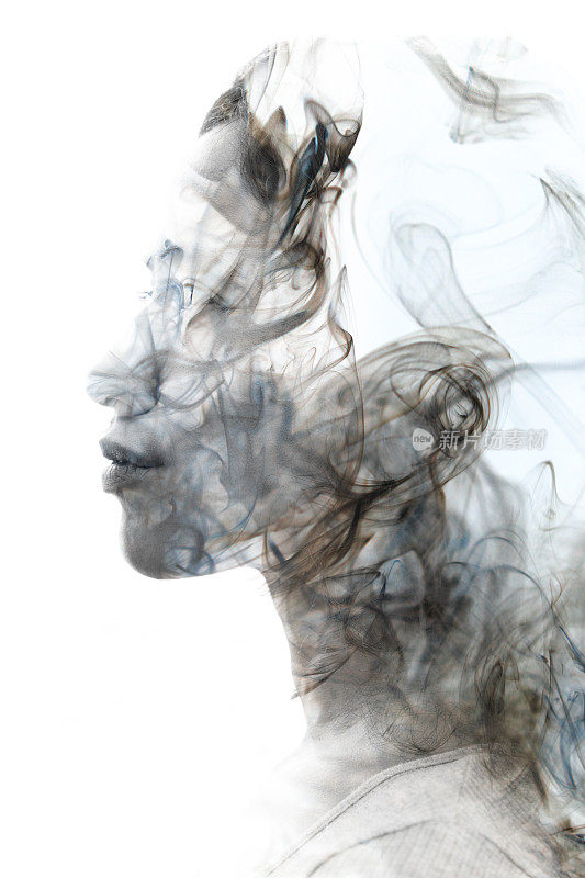 一个年轻性感女人的双重曝光侧面肖像撅着嘴唇和烟熏纹理溶解到她的面部特征和头发