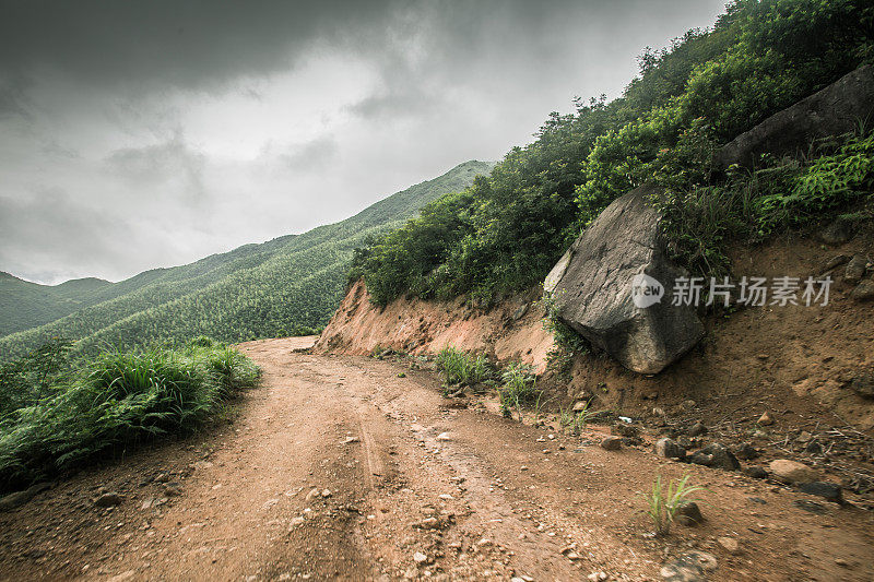 岩石路在阴天与轮胎印汽车商业