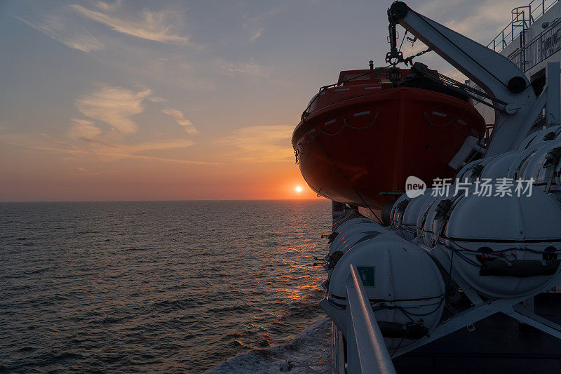 日落时的渡轮甲板