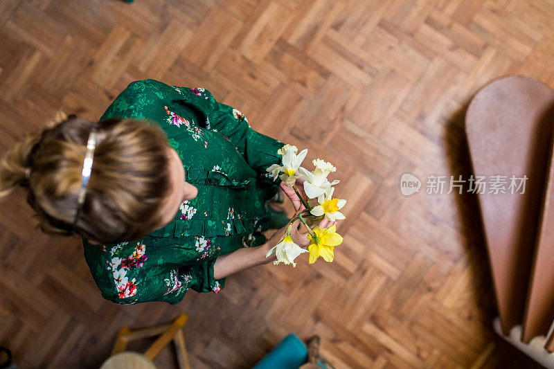 手里拿着花的年轻女人