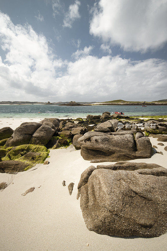 锡利群岛圣马丁海滩上的岩石