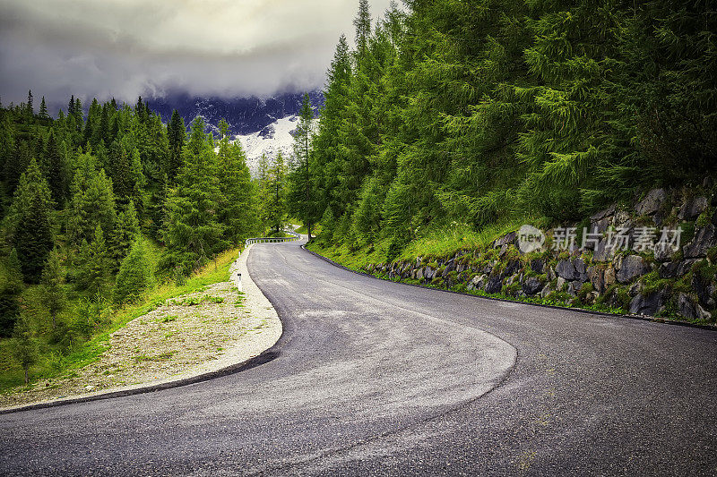 阿尔卑斯山蜿蜒的山路(HDRi)