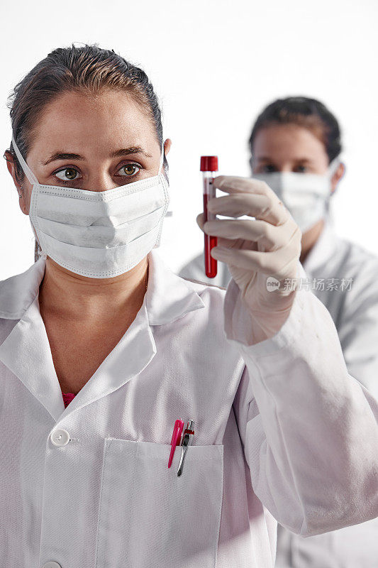 两名蒙面女科学家在实验室进行血液测试