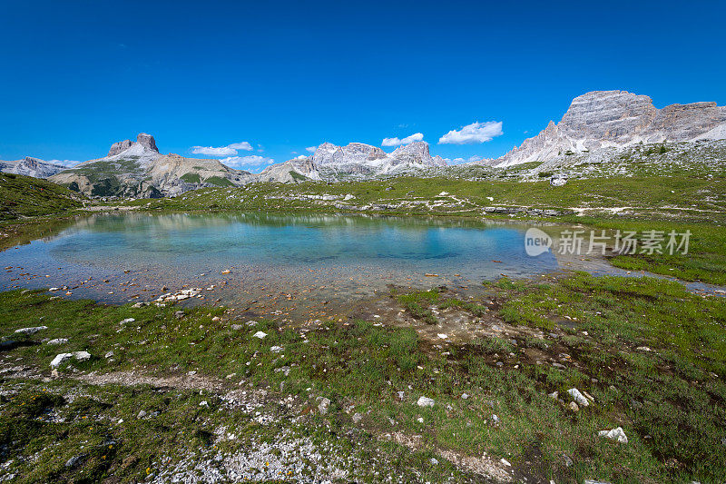 意大利欧洲阿尔卑斯山Dolomites区拉瓦雷多冰城北侧的小湖