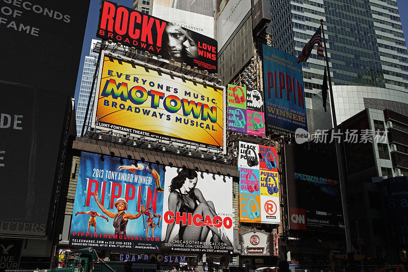 百老汇剧院的广告牌和纽约时代广场的游客
