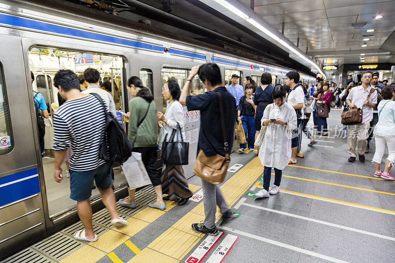 日本东京地铁站台上的乘客