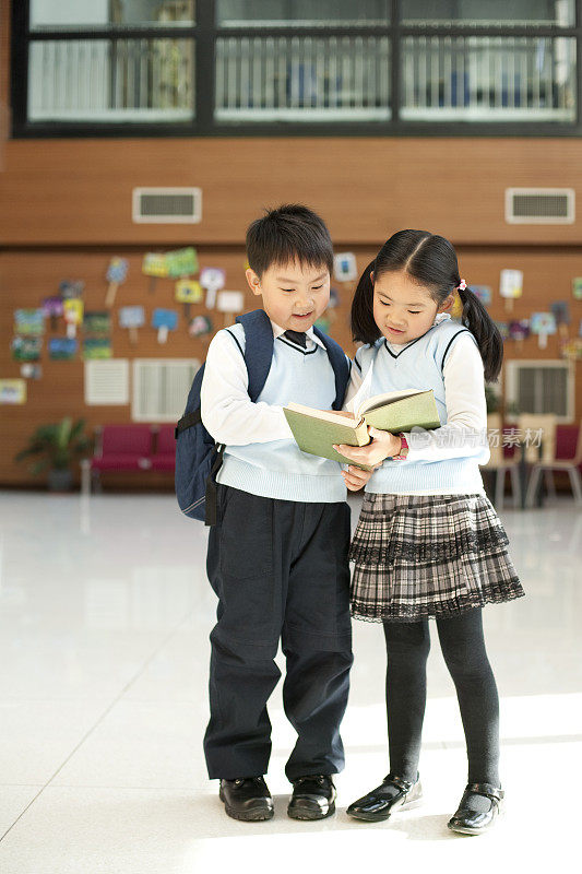 两个小学生在阅读