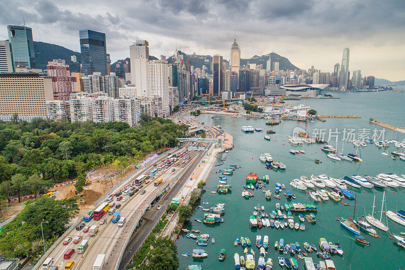 鸟瞰图的香港城市天际线和维多利亚港日落在中国