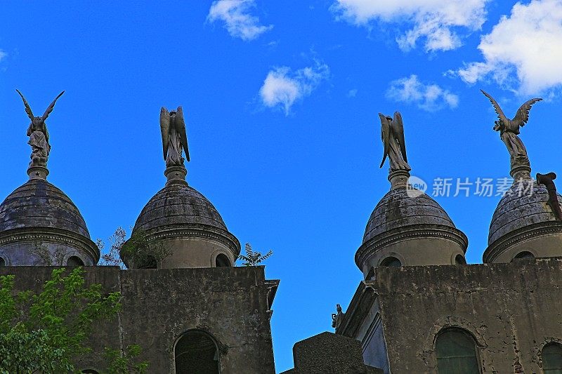 天使在陵墓上的蓝色天空图案-雷克莱塔公墓-布宜诺斯艾利斯