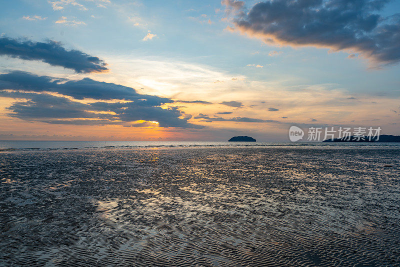 马来西亚哥打基纳巴卢海滩上美丽的日落