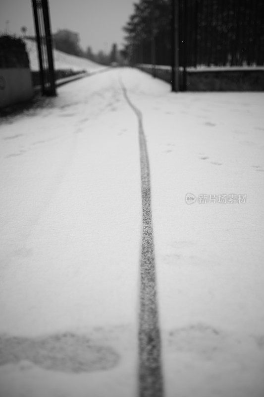 雪地上的自行车道