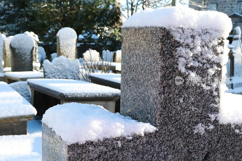 白雪覆盖的墓地里的坟墓、墓碑和墓碑