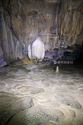 钟乳石悬在石灰岩坝上