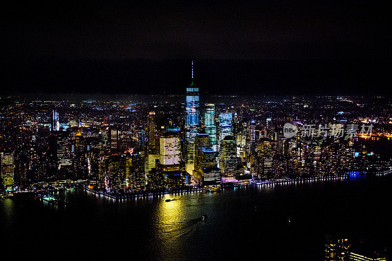 一架直升飞机在哈德逊河上空拍摄的夜间世界贸易中心