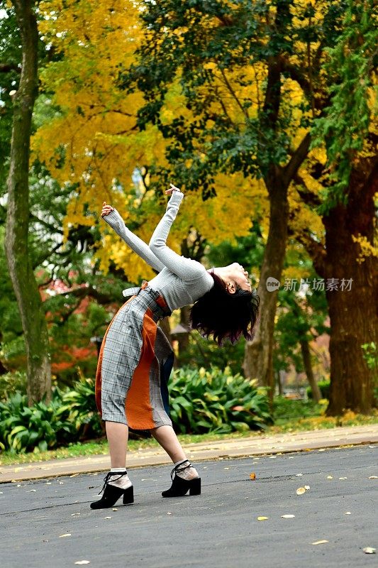 日本女子在东京的秋叶公园跳舞