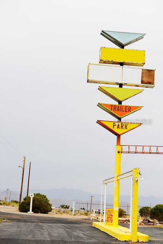 亚利桑那州66号公路上的老式标识。