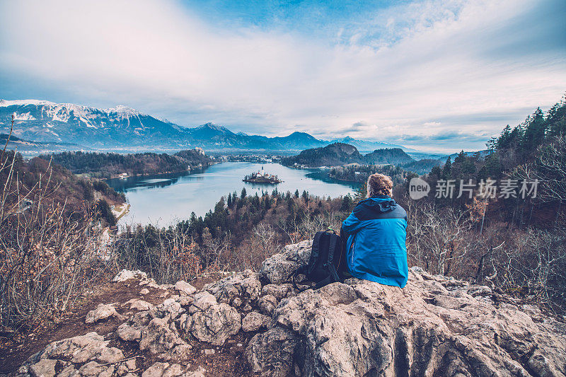 高级男子享受在斯洛文尼亚，欧洲流血湖的景色