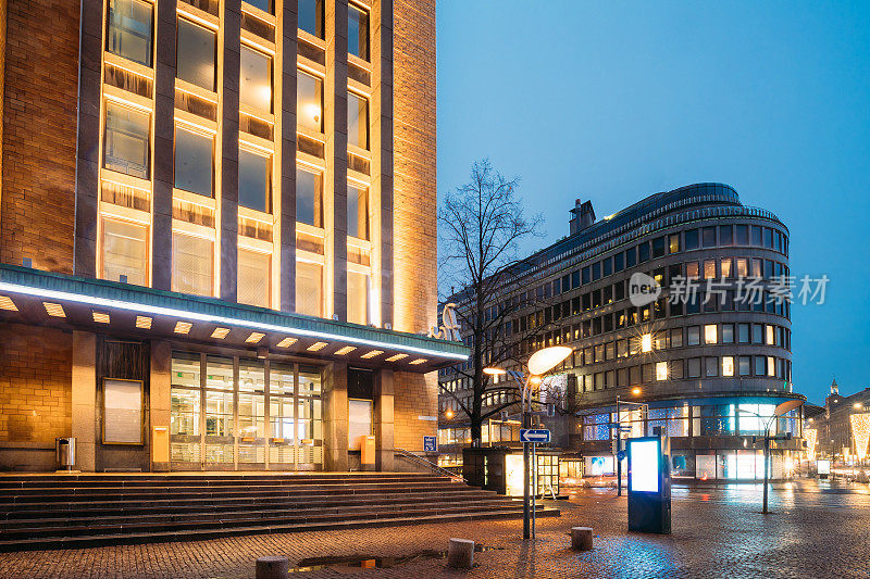 芬兰赫尔辛基。傍晚的邮局大楼和旅馆