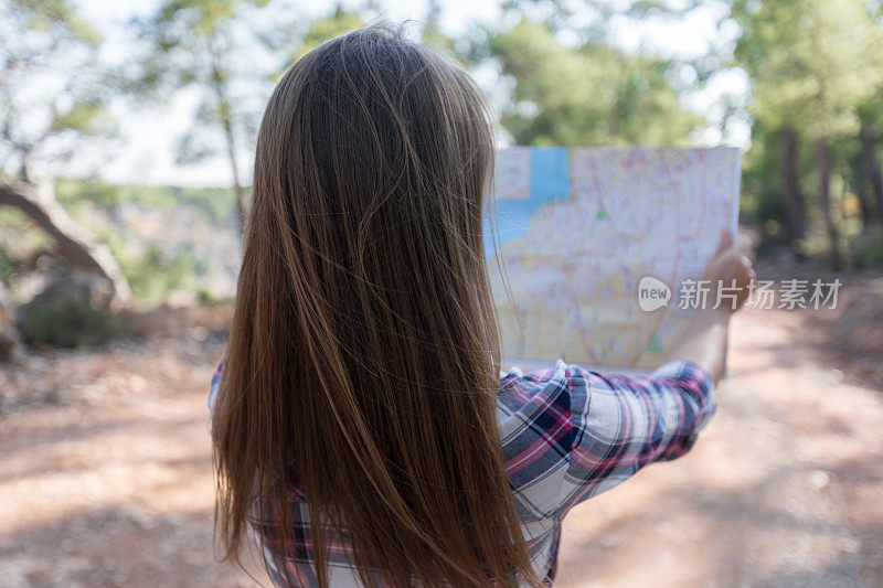 带地图的女旅行者