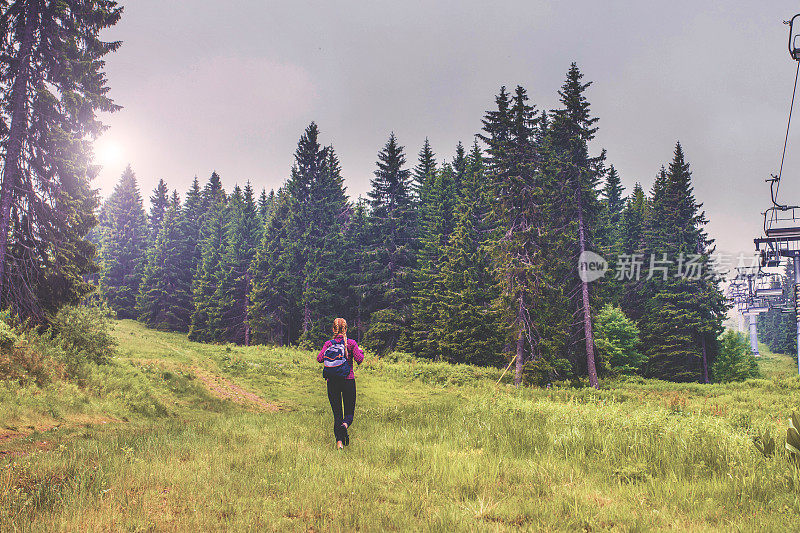 独自在山里徒步旅行