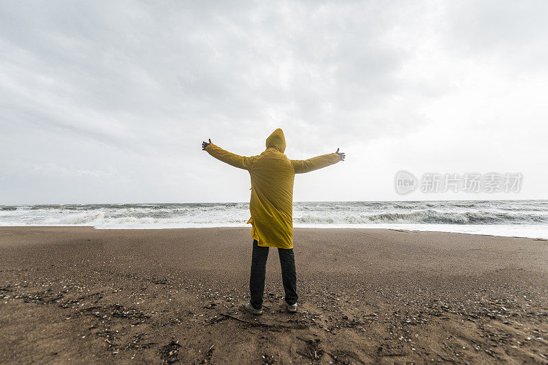 下雨天沙滩上的男人