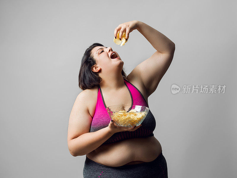 胖女人吃薯片