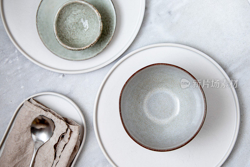 大理石桌上的空盘子和碗。带有复制空间的乡村风格服务理念