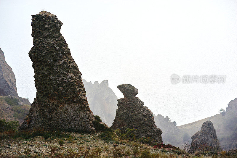 落基山脉，卡拉达火山，克里米亚海岸，阴沉沉的天空，雾，白色的天空。