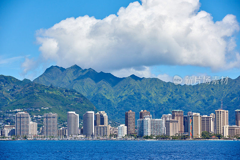 檀香山城市景观和海岸线在阳光日，夏威夷，美国