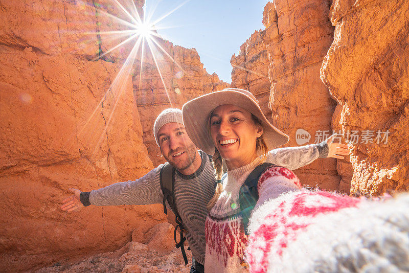 年轻夫妇在日出峡谷自拍照片;年轻人徒步旅行