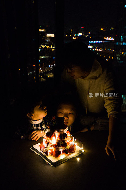 母亲和孩子们庆祝生日