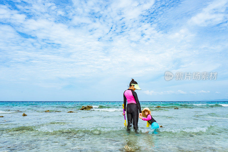 两姐妹在海边玩耍