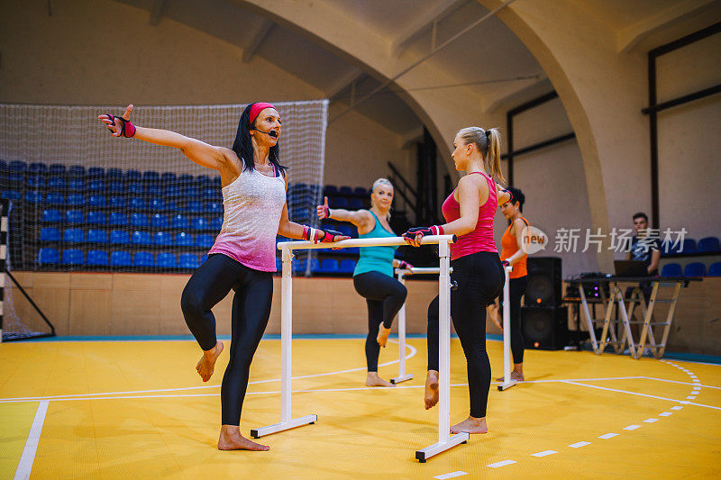 美丽的不同年龄的妇女一起训练芭蕾舞