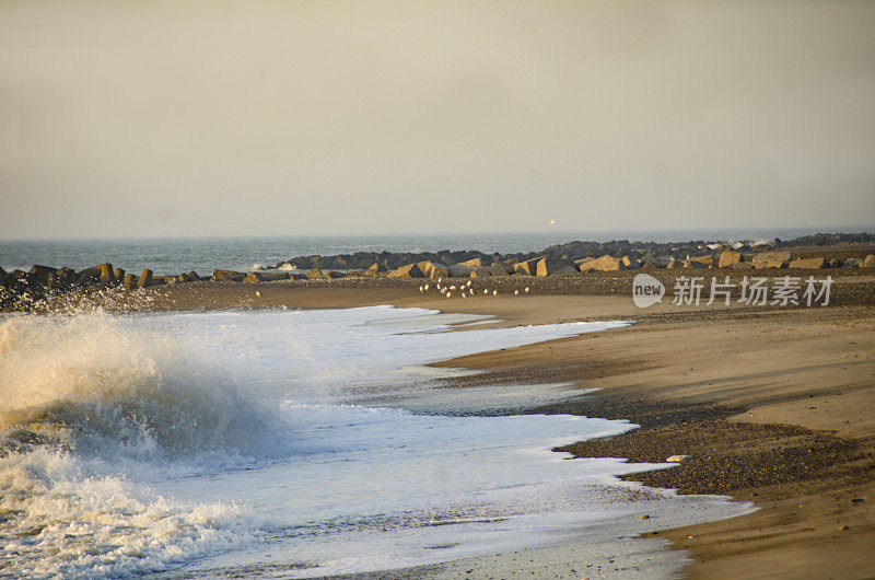 北海夏季有波浪的海岸线