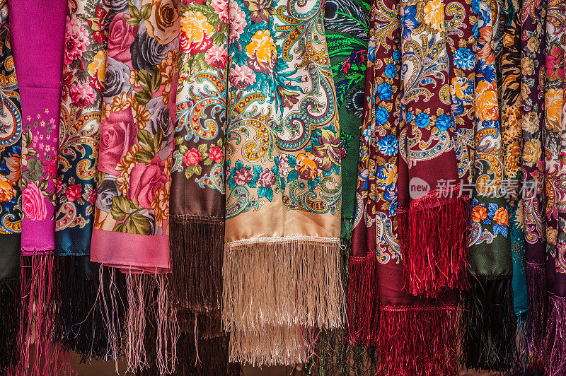 在伊朗的古老村庄Abyaneh出售五颜六色的伊朗传统服装