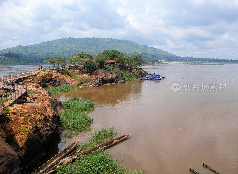 高架木板路，在一个海角突出到乌班吉河，中非共和国班吉-看到刚果民主共和国