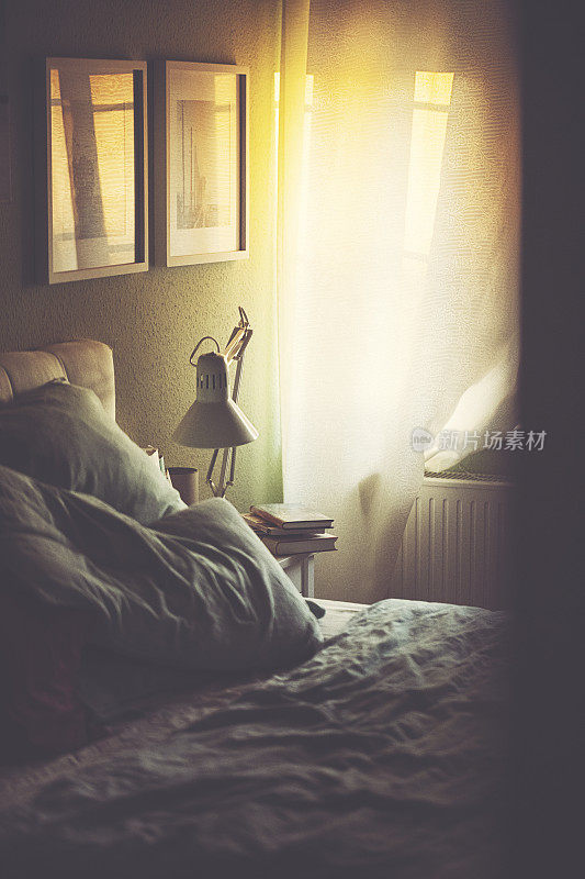 日落后透过背光进入阳光充足的卧室