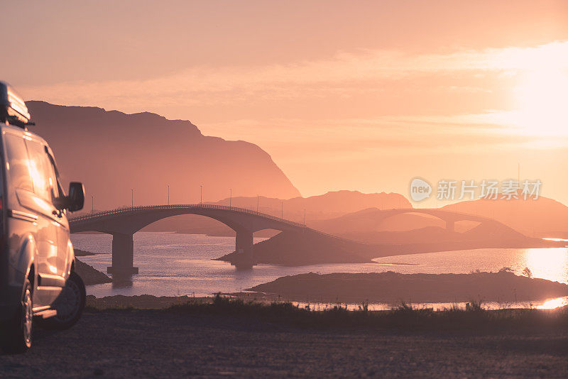 挪威罗浮敦市夕阳下的弗雷德旺大桥，