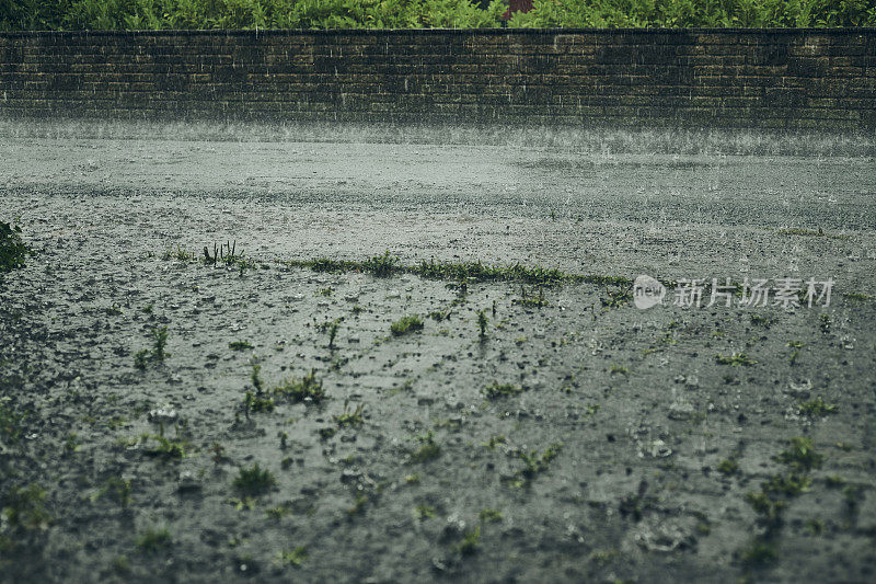 英格兰西北部夏季雷雨期间乡村道路上的暴雨。